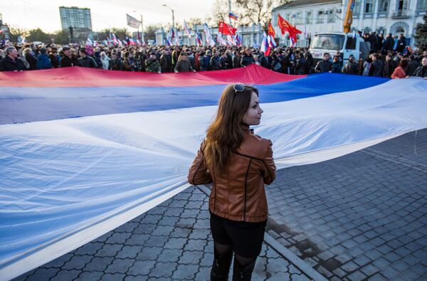 Participantes del mitin de apoyo a Rusia en la plaza central de Eupatoria. - Sputnik Mundo