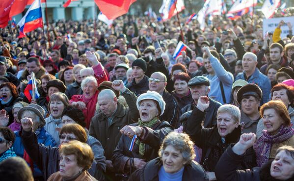 Durante todo el día del 27 de febrero se celebraron concentraciones espontáneas de apoyo a Rusia en Simferópol y otras ciudades de Crimea. En la imagen: participantes de una manifestación en apoyo a Rusia en la plaza central de la ciudad de Eupatoria. - Sputnik Mundo