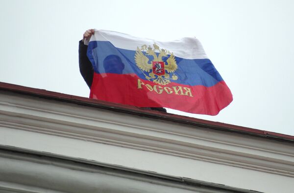 En la mañana del 27 de febrero, las banderas rusas ya ondeaban sobre los edificios gubernamentales en Simferópol. - Sputnik Mundo