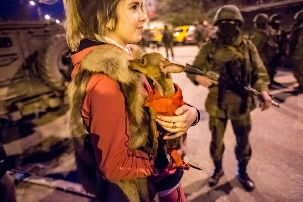 Una residente local en el distrito Balaklavski, en Sebastopol, después de que los militares ucranianos entregaran sus armas. - Sputnik Mundo