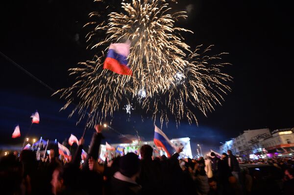El 16 de marzo, más del 90% de los participantes en el referéndum votaron a favor de que Crimea y Sebastopol pasen a formar parte de Rusia. En la foto: residentes de Simferópol observan un espectáculo festivo de fuegos artificiales en la plaza Lenin, en el centro de la ciudad, tras el anuncio de los resultados preliminares del referéndum. - Sputnik Mundo