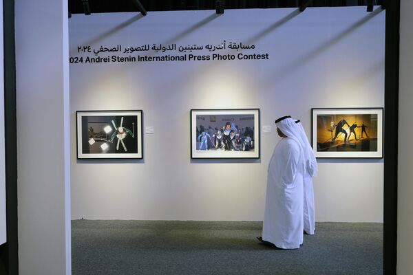 Inauguran muestra de fotos de ganadores del concurso Andréi Stenin en urbe emiratí Sarja - Sputnik Mundo