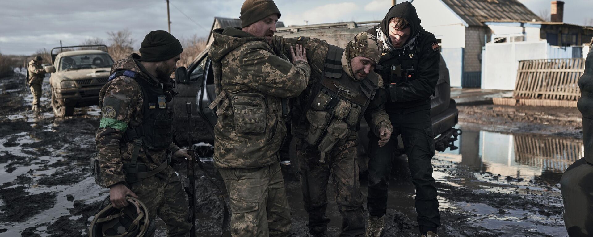 Soldados ucranianos ayudan a un compañero herido  - Sputnik Mundo, 1920, 08.03.2024