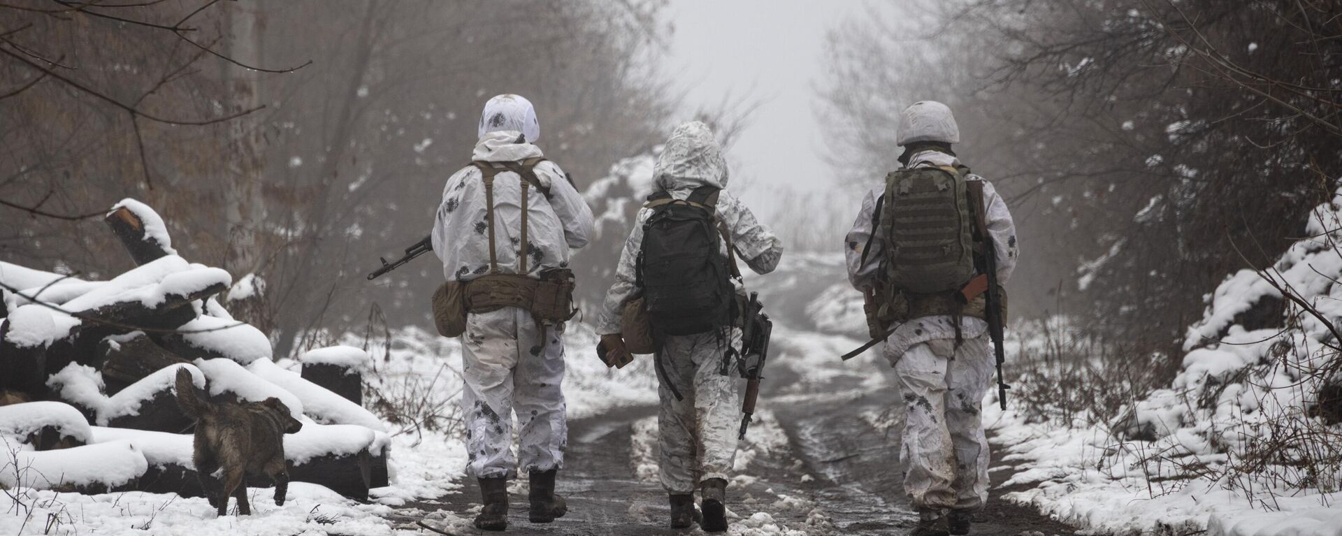 Soldados ucranianos caminando por Donetsk  - Sputnik Mundo, 1920, 01.03.2024