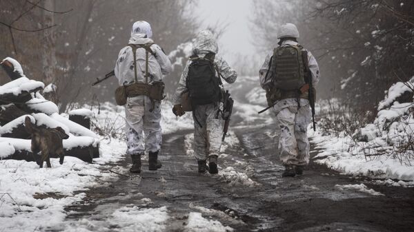 Soldados ucranianos caminando por Donetsk  - Sputnik Mundo