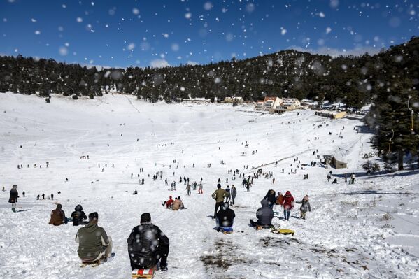 Las personas se deslizan por la pendiente de la estación de esquí Mischliffen en las montañas del Atlas, Marruecos. - Sputnik Mundo