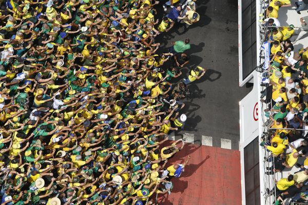 El expresidente brasileño Jair Bolsonaro saluda a sus seguidores durante un mitín en Sao Paulo, realizado para rechazar las acusaciones de que planeó un golpe de Estado para permanecer en el poder tras su fallida candidatura a la reelección en 2022. - Sputnik Mundo