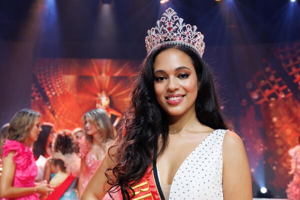 Kenza Ameloot posa tras ganar el concurso de belleza Miss Bélgica 2024. - Sputnik Mundo