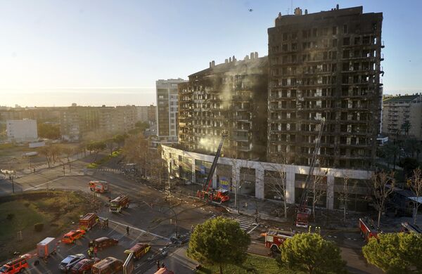 Bomberos trabajan en un edificio de apartamentos incendiado en Valencia, España. El fuego arrasó dos edificios residenciales, matando a al menos a cuatro personas y dejando heridas a otras 13.  - Sputnik Mundo