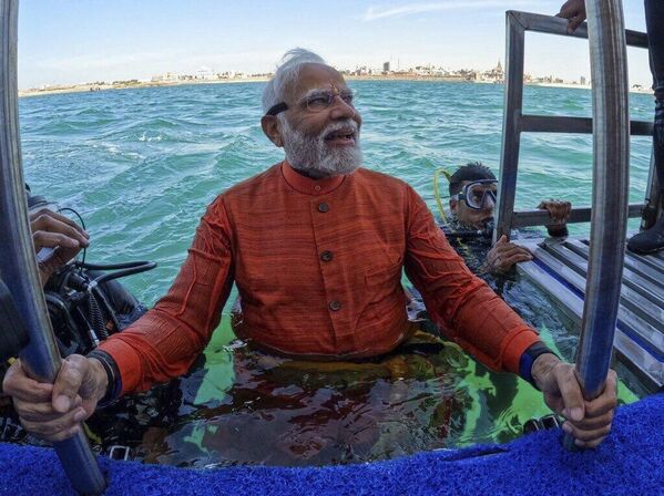 El primer ministro indio, Narendra Modi, tras rezar bajo el agua en el emplazamiento de una ciudad mítica perdida asociada al dios hindú Krishna. - Sputnik Mundo
