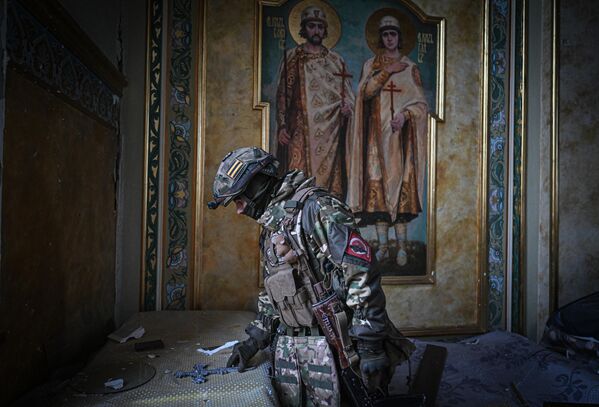 Un zapador del 40º regimiento de zapadores ingenieros del Distrito Militar Central ruso inspecciona la iglesia de San Miguel en la ciudad de Avdéyevka. - Sputnik Mundo