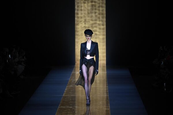 Una modelo camina por la pasarela durante el desfile de Dolce &amp; Gabbana en la Semana de la Moda de Milán, Italia. - Sputnik Mundo