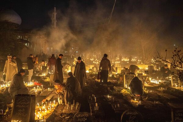 Musulmanes chiíes de Cachemira ofrecen oraciones en las tumbas de sus familiares durante Shab e Barat, Cachemira, la India. - Sputnik Mundo