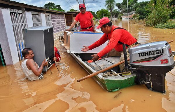Bomberos realizan labores de rescate en una zona inundada tras el desbordamiento del río Acre en Cobija, Bolivia.Al menos 40 personas murieron a causa de las inundaciones en lo que va de la temporada de lluvias. La temporada de lluvias en el país sudamericano, que comenzó en diciembre y se prevé que continúe hasta marzo, se ha visto agravada por el fenómeno meteorológico El Niño, que ha provocado el desbordamiento de los ríos. - Sputnik Mundo