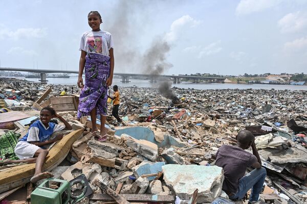 Los residentes se encuentran entre los escombros de las casas destruidas en Costa de Marfil. El gobernador del distrito de Abiyán inició una operación de demolición de barrios de alto riesgo. - Sputnik Mundo