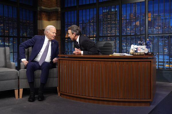 El presidente de EEUU, Joe Biden, habla con Seth Meyers durante una grabación del programa Late Night with Seth Meyers. - Sputnik Mundo