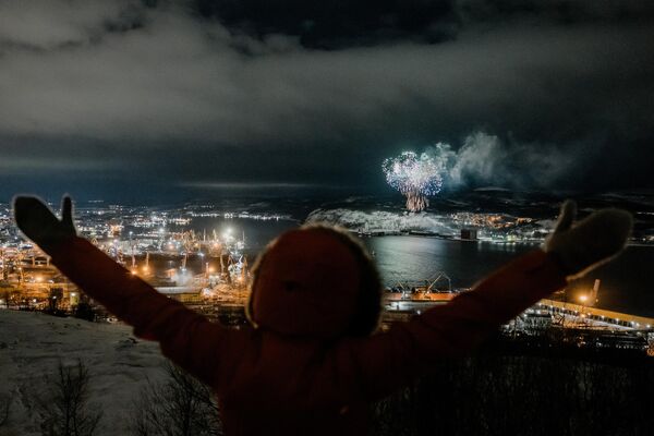 Fuegos artificiales en honor del Día del Defensor de la Patria en la ciudad rusa de Múrmansk. Esta festividad se celebra en Rusia cada 23 de febrero. - Sputnik Mundo