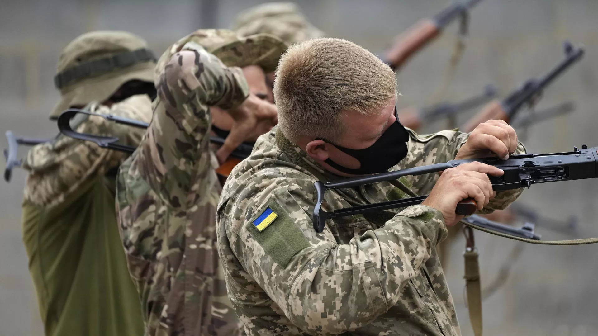 Reclutas militares voluntarios ucranianos participan en un ejercicio de batalla urbana mientras son entrenados por las Fuerzas Armadas británicas en una base militar en el sur del Reino Unido, el 15 de agosto de 2022 - Sputnik Mundo, 1920, 04.06.2024