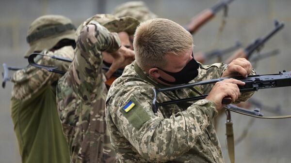 Reclutas militares voluntarios ucranianos participan en un ejercicio de batalla urbana mientras son entrenados por las Fuerzas Armadas británicas en una base militar en el sur del Reino Unido, el 15 de agosto de 2022 - Sputnik Mundo