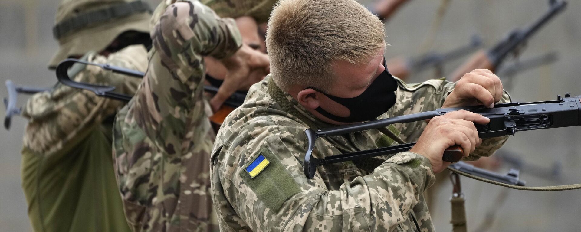 Reclutas militares voluntarios ucranianos participan en un ejercicio de batalla urbana mientras son entrenados por las Fuerzas Armadas británicas en una base militar en el sur del Reino Unido, el 15 de agosto de 2022 - Sputnik Mundo, 1920, 02.03.2024