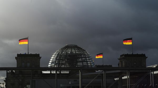 Las banderas nacionales alemanas toman el sol en lo alto del edificio del Parlamento alemán en Berlín, Alemania - Sputnik Mundo