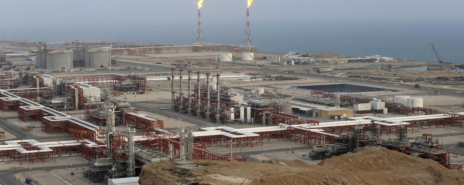 Vista de una refinería de gas natural en el yacimiento de gas de South Pars, en la costa septentrional del Golfo Pérsico, en Irán - Sputnik Mundo, 1920, 02.03.2024
