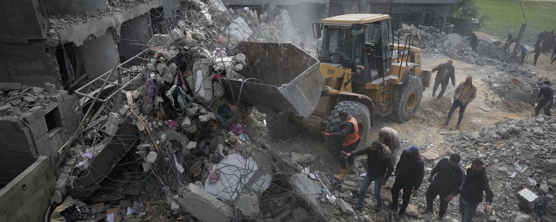 Palestinos buscan supervivientes tras un ataque aéreo israelí contra un edificio residencial en Gaza, el 23 de febrero, 2024 - Sputnik Mundo, 1920, 03.03.2024