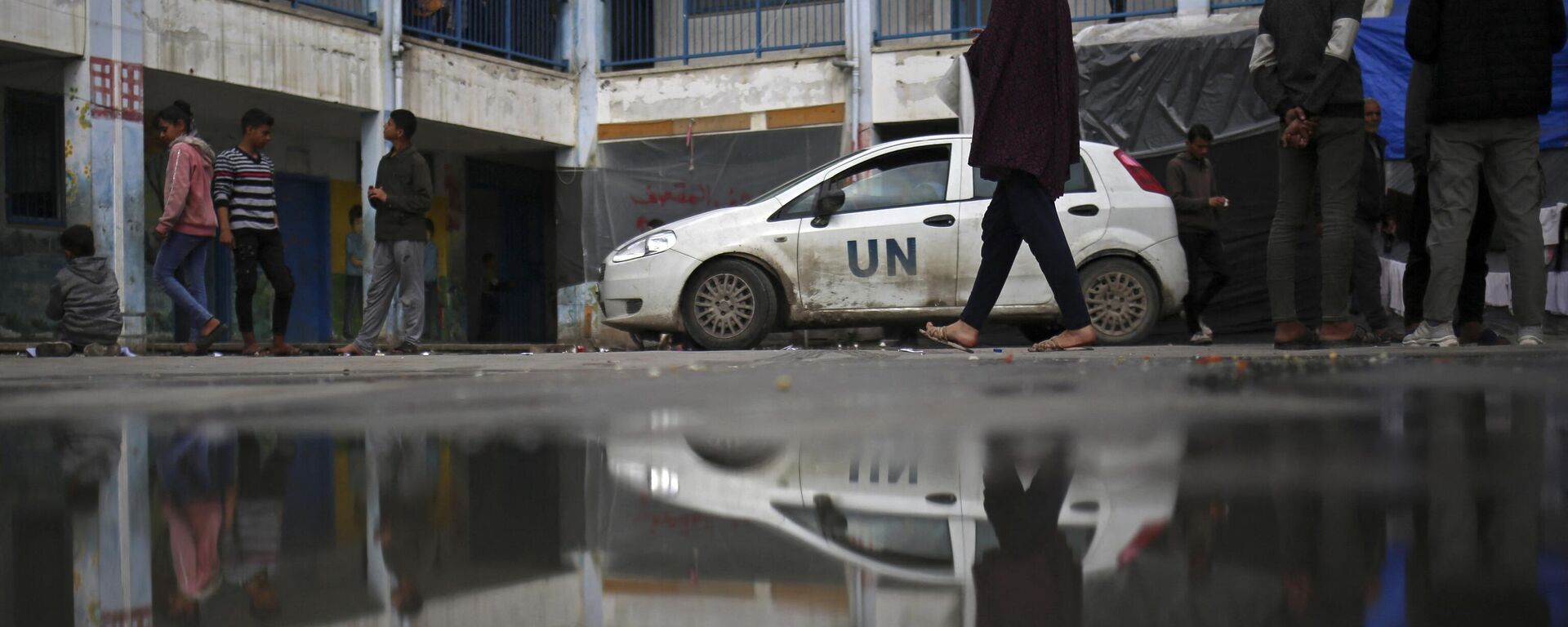 Palestinos desplazados se refugian en una escuela gestionada por la Agencia de Naciones Unidas para los Refugiados Palestinos (UNRWA), en Rafah, en el sur de la Franja de Gaza, el 3 de marzo de 2024.  - Sputnik Mundo, 1920, 10.03.2024