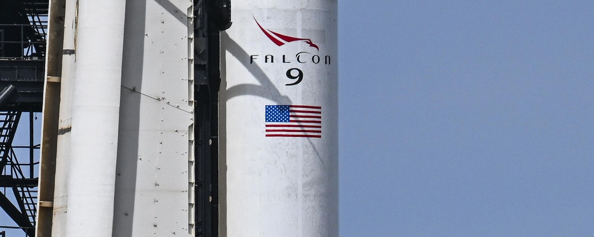 Un cohete Falcon 9 de SpaceX con la cápsula Crew Dragon Endeavour en la plataforma de lanzamiento LC-39A del Centro Espacial Kennedy antes de la misión Crew-8 en Cabo Cañaveral, Florida, el 3 de marzo de 2024 - Sputnik Mundo, 1920, 05.03.2024