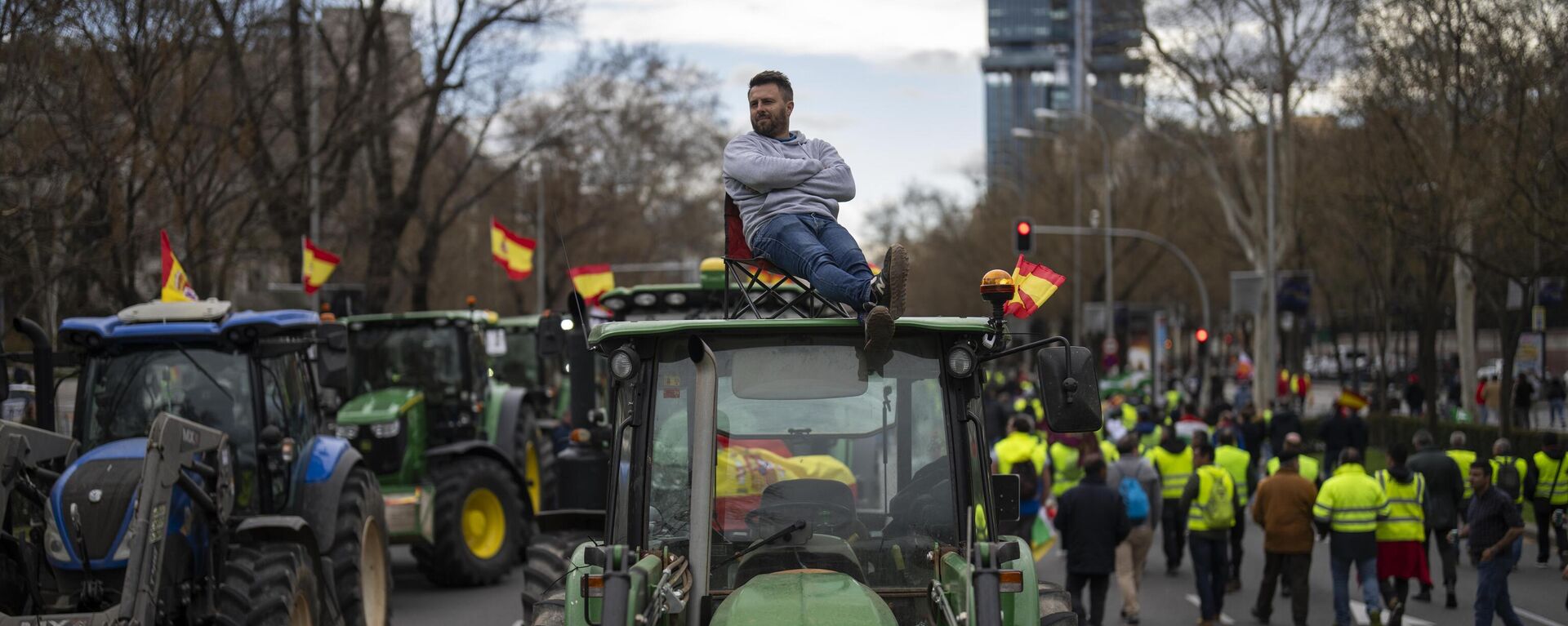 Un agricultor se sienta encima de un tractor durante una protesta ante la sede del Parlamento Europeo en Madrid, España, el 26 de febrero de 2024 - Sputnik Mundo, 1920, 17.03.2024