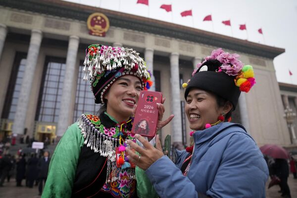 Delegadas de minorías étnicas posan ante el Gran Salón del Pueblo tras asistir a la sesión inaugural de la Asamblea Popular Nacional en Pekín. - Sputnik Mundo