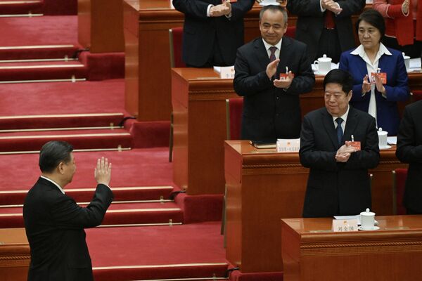 En la sesión, que se celebra en pleno centro de la capital china, participan 2.956 diputados.En la foto: el presidente de China, Xi Jinping, saluda a los delegados a su llegada a la sesión de apertura de la Asamblea Popular Nacional. - Sputnik Mundo