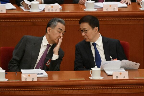 El ministro de Exteriores chino, Wang Yi (izda.), habla con el vicepresidente de China, Han Zheng (dcha.), durante la sesión de apertura de la Asamblea Popular Nacional. - Sputnik Mundo