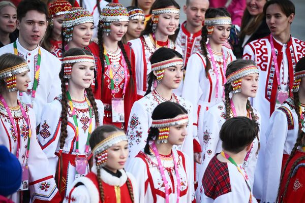 Jóvenes de distintos países desfilaron juntos con sus banderas nacionales por el recinto del festival.  - Sputnik Mundo