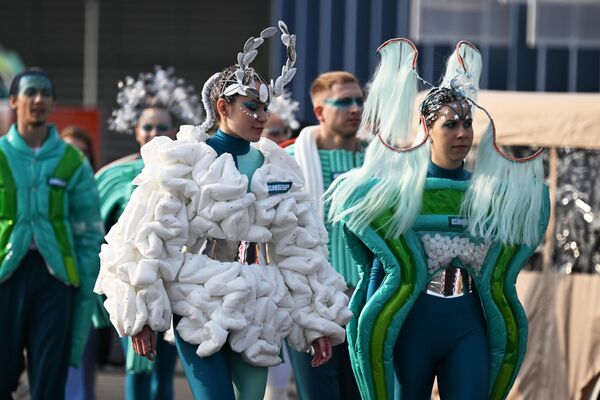 Los trajes de algunos participantes de la procesión incluían elementos inusuales.  - Sputnik Mundo