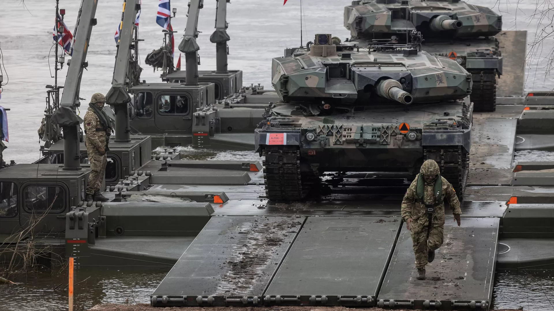 Soldados polacos y tanques alemanes Leopard 2A4 participan en el ejercicio militar DRAGON-24 de la OTAN en Polonia, el 4 de marzo de 2024.  - Sputnik Mundo, 1920, 17.06.2024