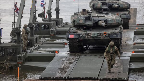 Soldados polacos y tanques alemanes Leopard 2A4 participan en el ejercicio militar DRAGON-24 de la OTAN en Polonia, el 4 de marzo de 2024.  - Sputnik Mundo