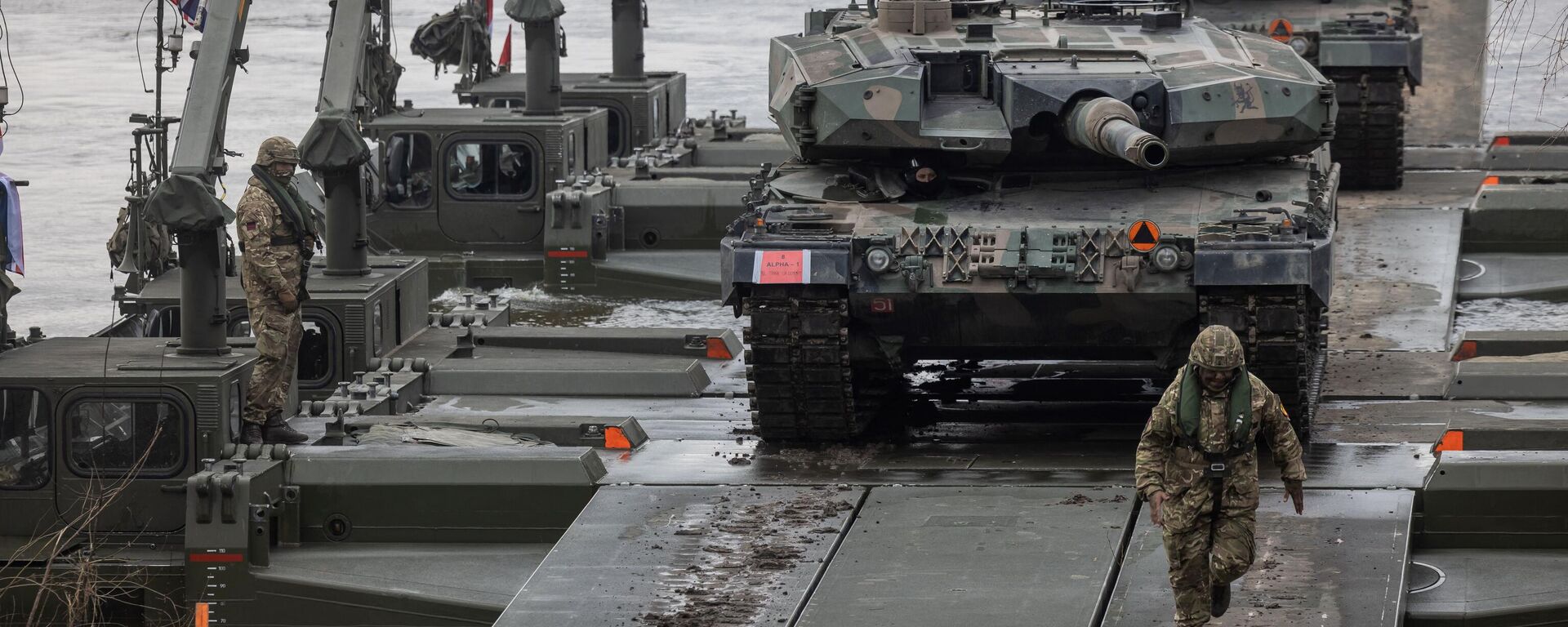 Soldados polacos y tanques alemanes Leopard 2A4 participan en el ejercicio militar DRAGON-24 de la OTAN en Polonia, el 4 de marzo de 2024.  - Sputnik Mundo, 1920, 05.03.2024