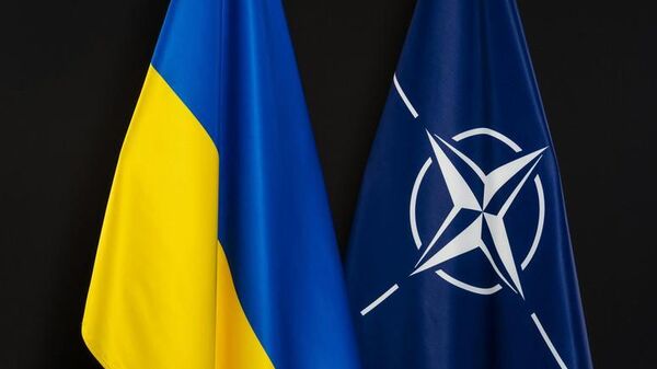 Bandera OTAN y Ucrania - Sputnik Mundo