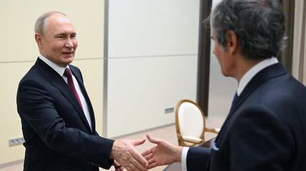 El presidente ruso, Vladímir Putin, durante una reunión con el director general del Organismo Internacional de Energía Atómica (OIEA), Rafael Grossi - Sputnik Mundo