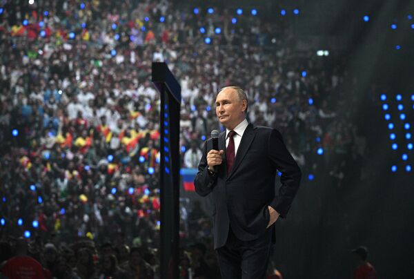 El 6 de marzo de 2024. El presidente ruso Vladímir Putin intervino en la ceremonia de clausura del Festival Mundial de la Juventud. - Sputnik Mundo