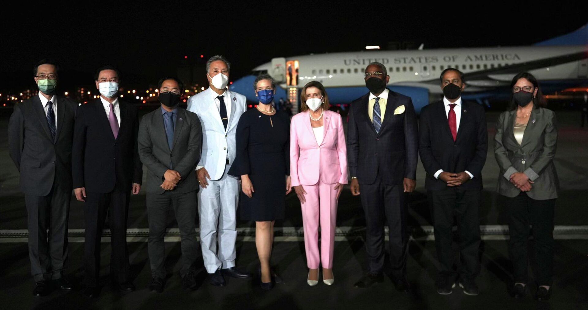 Nancy Pelosi, entonces presidenta de la Cámara de Representantes de EEUU, posa para una foto oficial con su delegación y funcionarios taiwaneses tras aterrizar en Taipéi - Sputnik Mundo, 1920, 07.03.2024