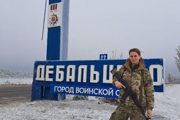 Soldado rusa con apodo &#x27;Valkiria&#x27; en Debáltsevo, república popular de Donetsk. - Sputnik Mundo