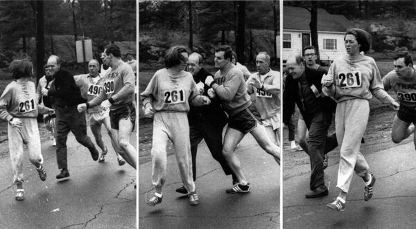 El 19 de abril de 1967, una mujer corrió por primera vez el maratón de Boston de principio a fin: era la estudiante estadounidense Kathrine Switzer, de 20 años, a la que los organizadores intentaron expulsar del recorrido, a pesar de que no había ninguna cláusula en el reglamento del maratón sobre el sexo de los corredores. En 2017, Switzer, de 70 años, volvió a correr el maratón. - Sputnik Mundo
