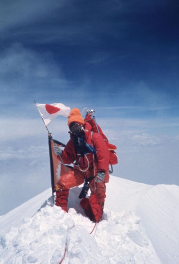 Cansada de la actitud displicente de los hombres hacia las alpinistas, la japonesa Junko Tabei formó en 1969 el Club Femenino de Alpinismo con un grupo de mujeres de ideas afines. Seis años después, se convirtió en la primera mujer en pisar la cumbre de la montaña más alta del mundo, el Everest. Tabei también escaló los picos de 8.000 metros del Annapurna y el Shishapangma y fue condecorada con la Orden del Reino de Nepal. - Sputnik Mundo