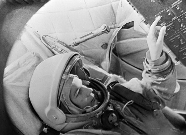 Valentina Tereshkova se convirtió en la primera mujer cosmonauta del mundo en 1963. Estuvo casi tres días en el espacio, donde llevó un diario de a bordo y tomó fotografías del horizonte que más tarde se utilizaron para detectar capas de aerosol en la atmósfera. También es una heroína de la Unión Soviética, doctora en Ciencias Técnicas, profesora y la décima cosmonauta del mundo. - Sputnik Mundo
