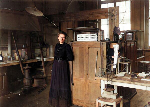 Maria Sklodowska-Curie fue una gran científica experimental, profesora y figura pública polaca y francesa. Fue la primera mujer Premio Nobel de la historia y la primera doble Premio Nobel de la historia en física y química. También fue la primera mujer miembro de la Academia de Medicina de París y la primera profesora de la Universidad de París. Junto con su marido, Pierre Curie, y el físico francés Antoine Henri Becquerel, descubrió y acuñó la radiactividad, así como los elementos radio y polonio. - Sputnik Mundo