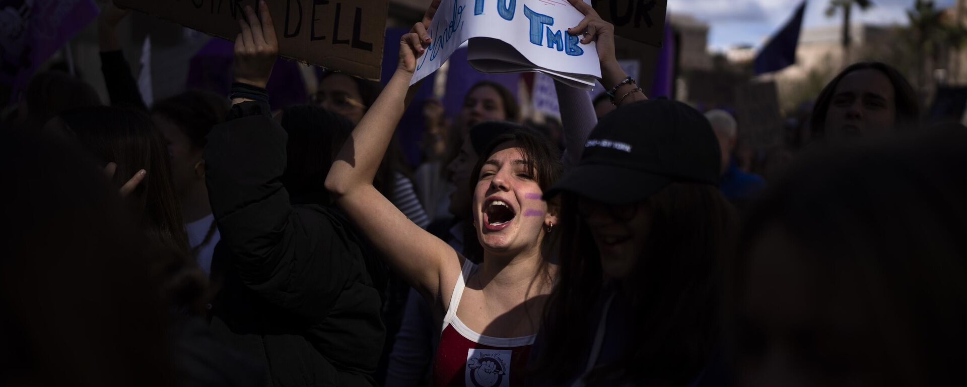 Una joven con una pancarta durante una movilización del 8M contra la desigualdad, brecha salarial y violencia de género en Barcelona, España. - Sputnik Mundo, 1920, 08.03.2024