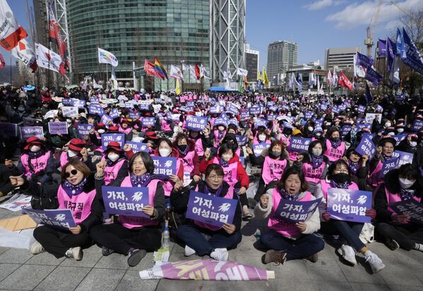 Manifestantes con pancartas moradas posando durante la protesta del 8M en Seúl, Corea del Sur. - Sputnik Mundo
