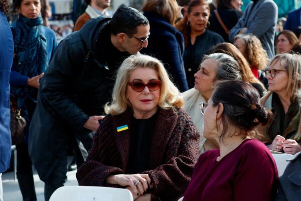 La actriz francesa Catherine Deneuve asiste a una ceremonia con motivo de la inclusión del derecho al aborto en la Constitución de Francia, en París. - Sputnik Mundo